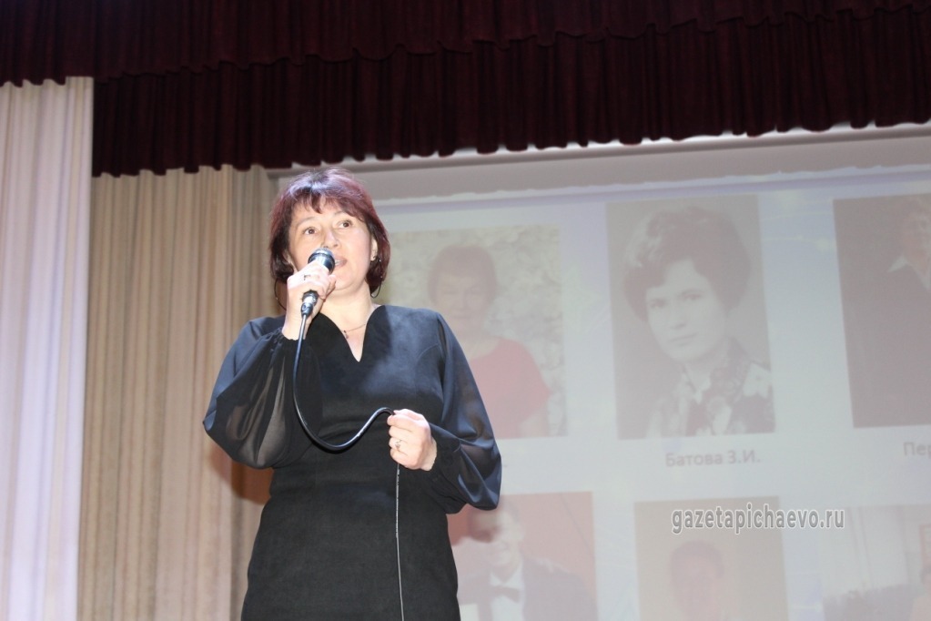 Учитель Рудовской школы Жанна Пономарева исполнила песню 