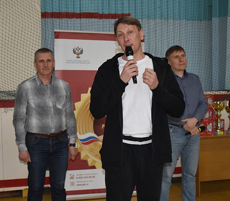 Участников фестиваля приветствует председатель городского Совета народных депутатов Александр Кочетков