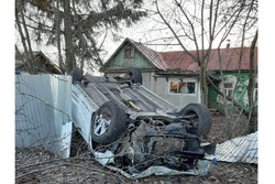 В Мичуринском районе опрокинувшаяся иномарка снесла забор дома