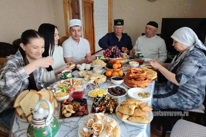 Семья Халековых за праздничным чаепитием