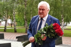 Евгений Матушкин возложил цветы к памятнику воинам-интернационалистам