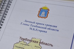 В ходе личного приёма Максим Егоров вручил тамбовчанке сертификат на жильё