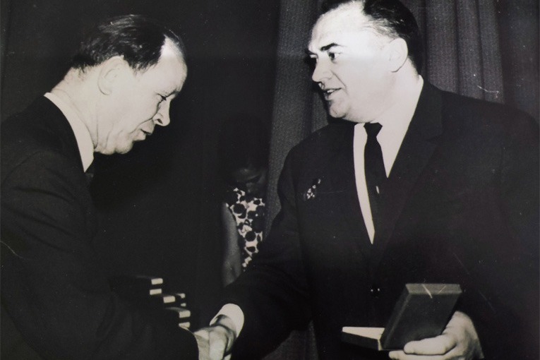 Момент вручения Тимофею Далматову одной из государственных наград