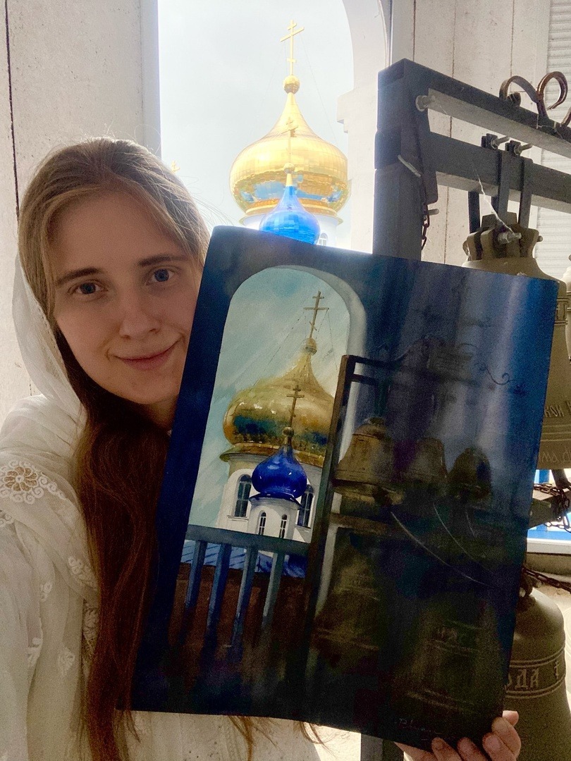 Дарья Пигарева и её работа, изображающая колокольню Тихвино-Богородицкого монастыря в Кирсанове