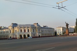 В четверг на площади Ленина запретят парковку транспорта