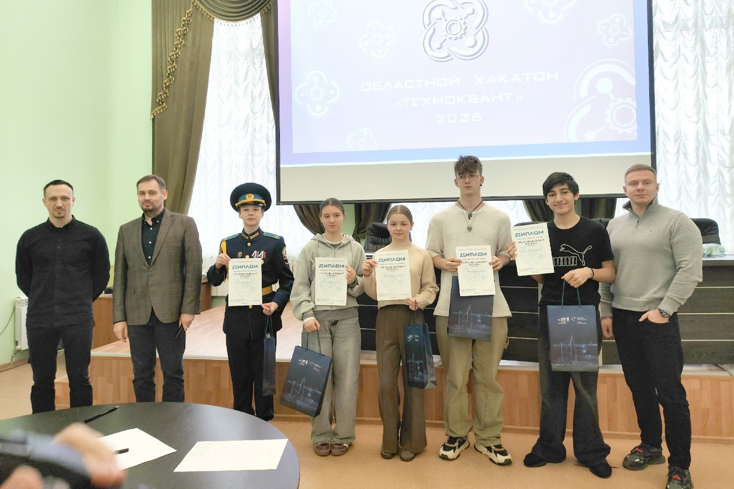 Ислам Сайпуев второй справа