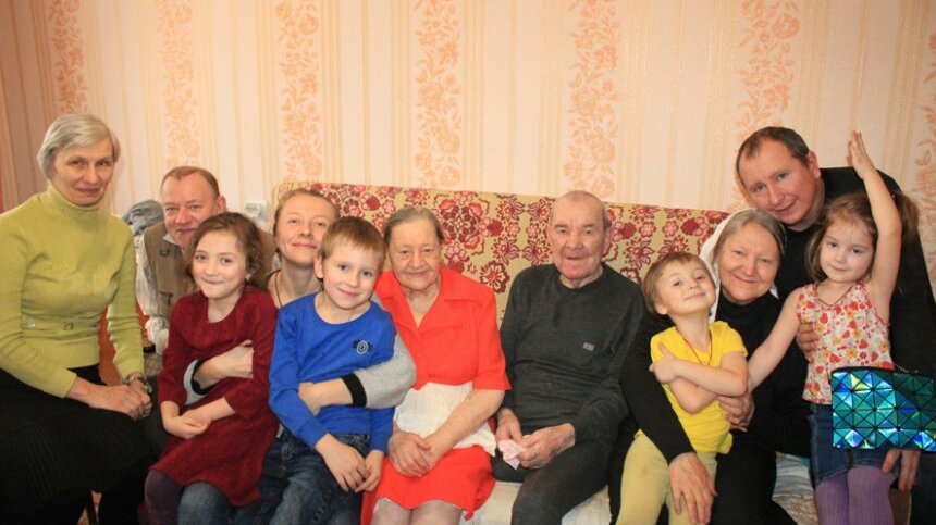 Когда вся семья вместе. В центре — Нина и Владимир Яськовы.