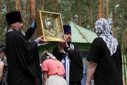 Жители Котовска провели автомобильный крестный ход с молитвами о защите города