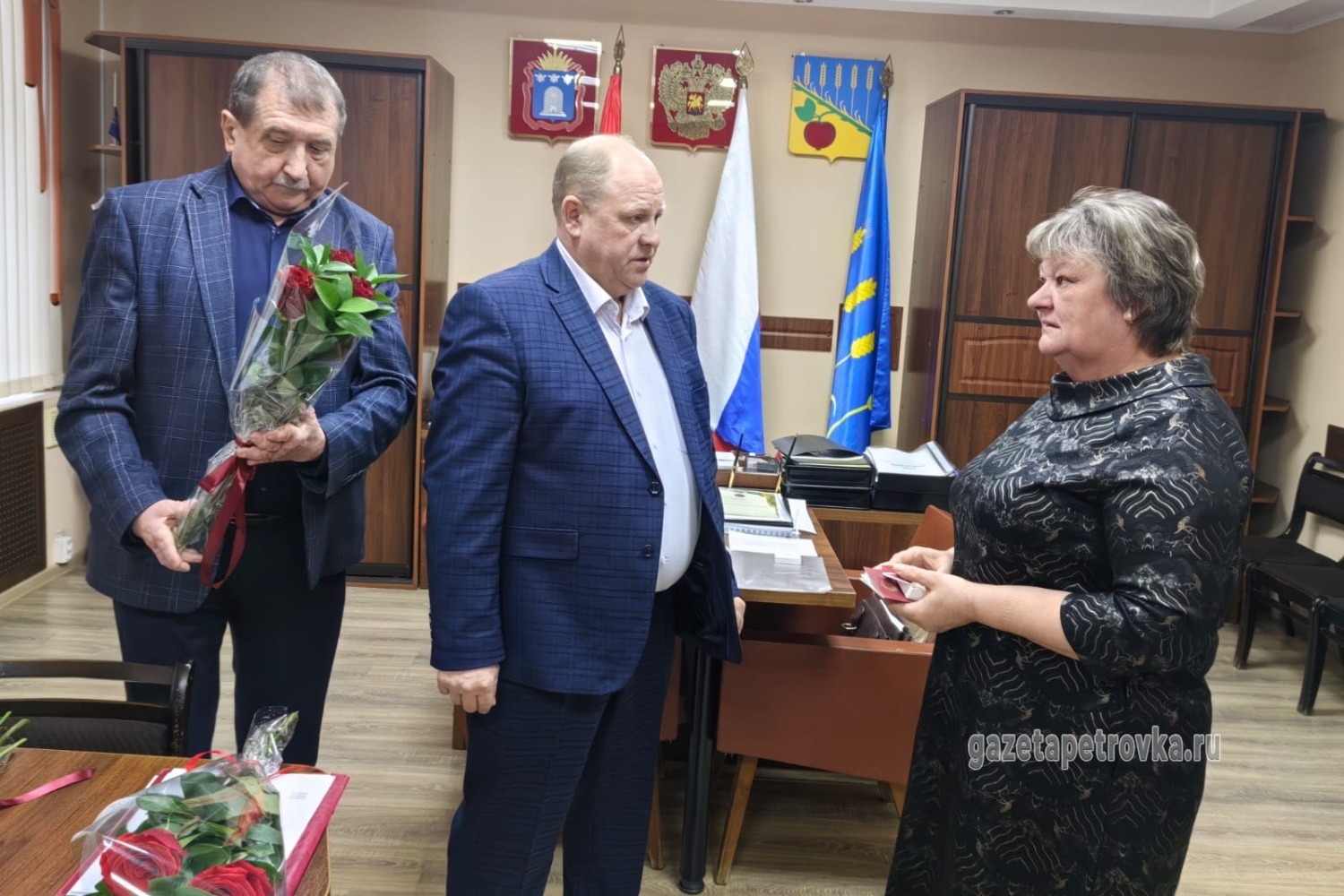 Награду сына Евгения получает Валентина Лютикова