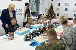 В Тамбове в приёмной «Единой России» детей участников СВО учили рисовать песком