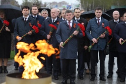 Руководство «Россети Центр» возложило цветы к первому в стране мемориалу героям-энергетикам