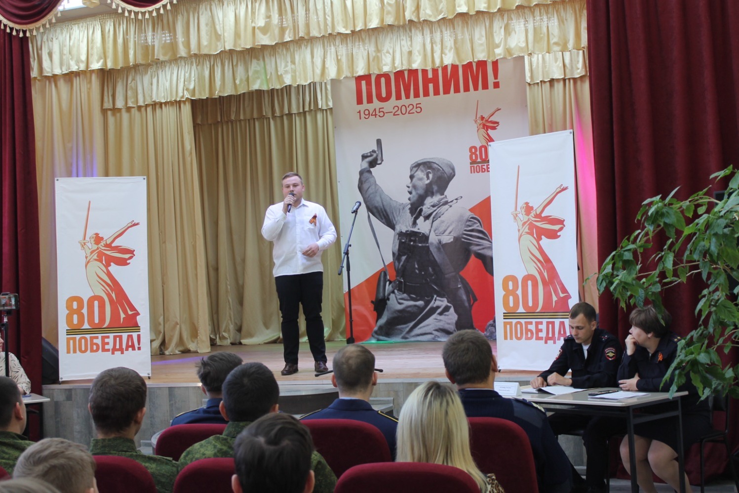 Поёт Сергей Земцов
