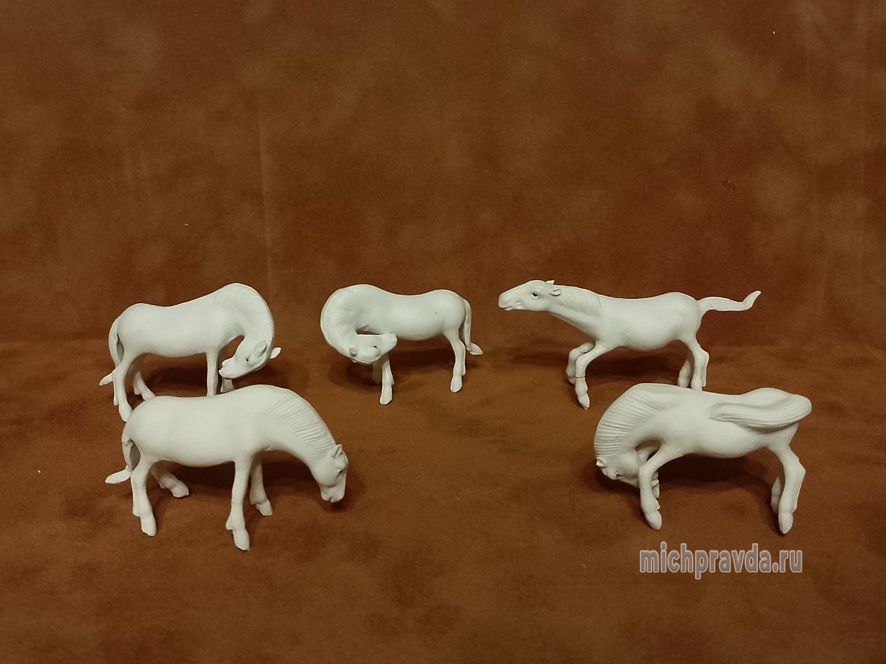 Китайские фарфоровые лошади из собрания семьи Платициных 