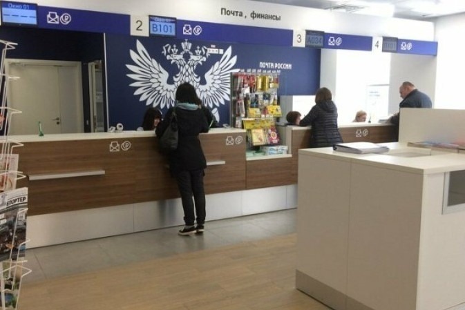 курьер почта россии. курьер почта. форма оператора. почтовый работник. посылка почта россии.