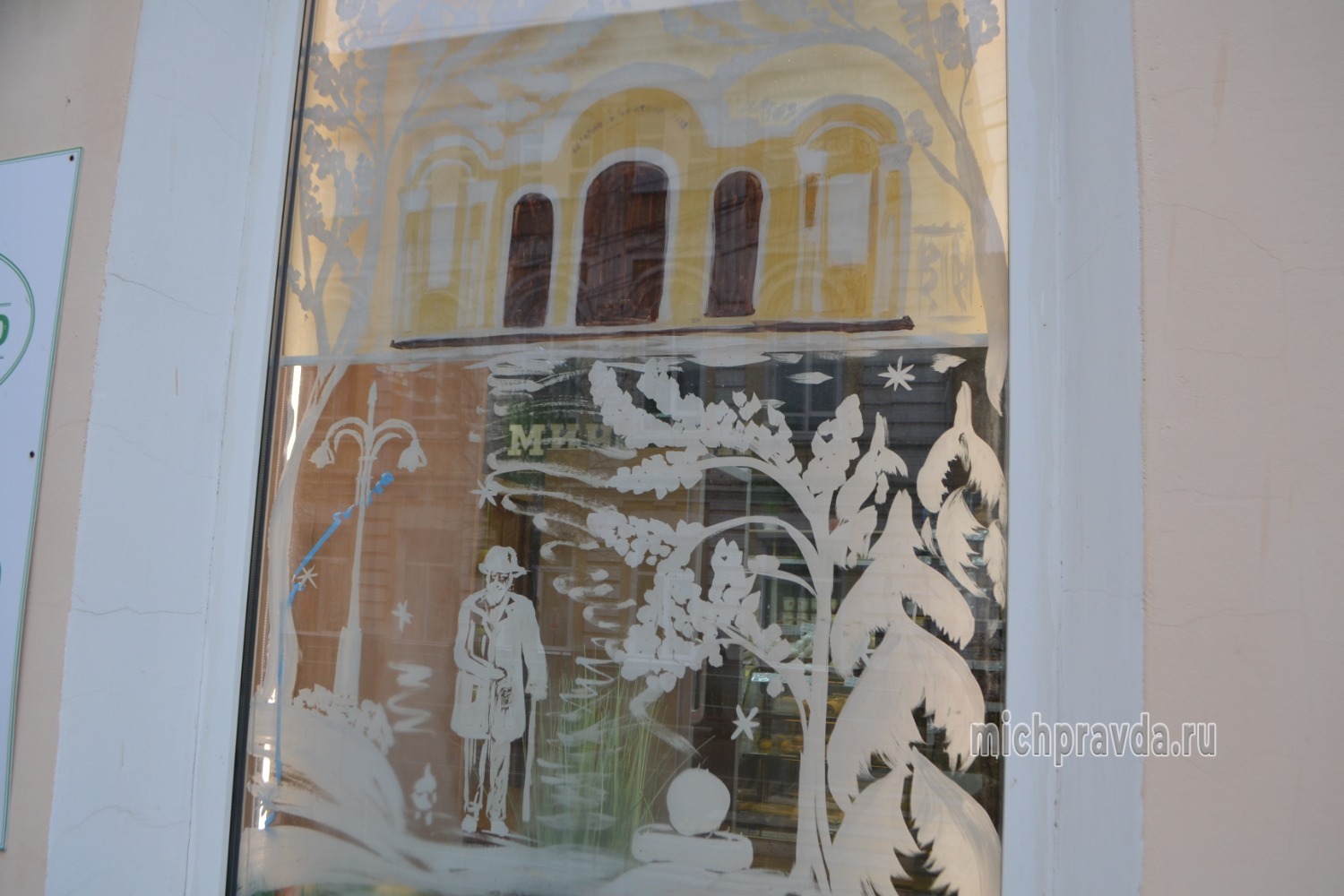 Оформление витрины магазина торговой марки «Мичурино молоко»