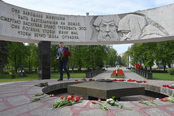 В День Победы губернатор Александр Никитин возложил цветы к воинским мемориалам