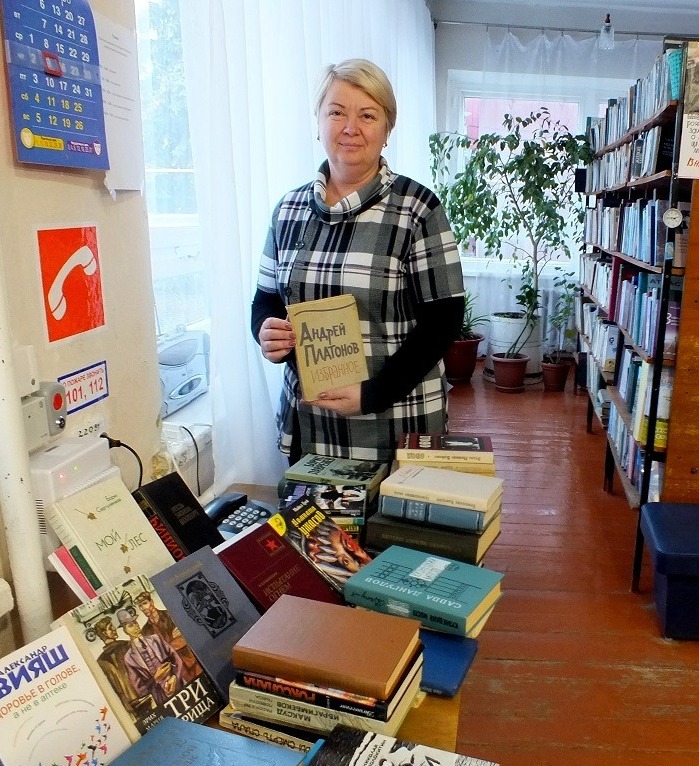 Директор Знаменской библиотеки Светлана Ярыгина с подаренными книгами