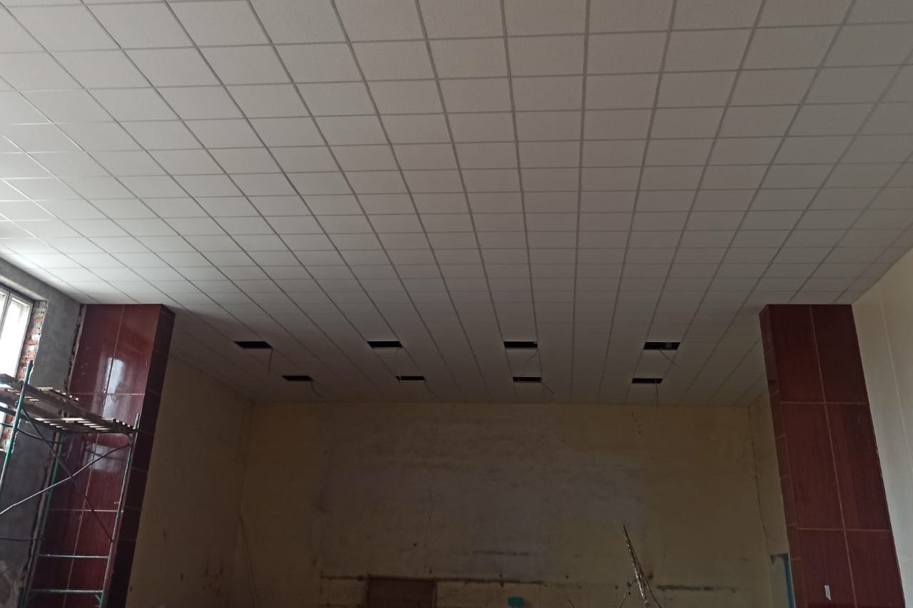 Отремонтированный потолок зрительного зала