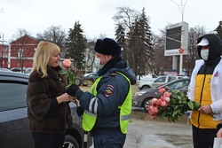 В Тамбове в честь 8 Марта женщинам-водителям дарили цветы