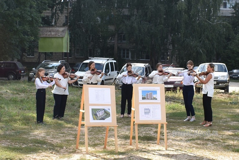 Музыканты Котовской детской школы искусств добавили торжественности 