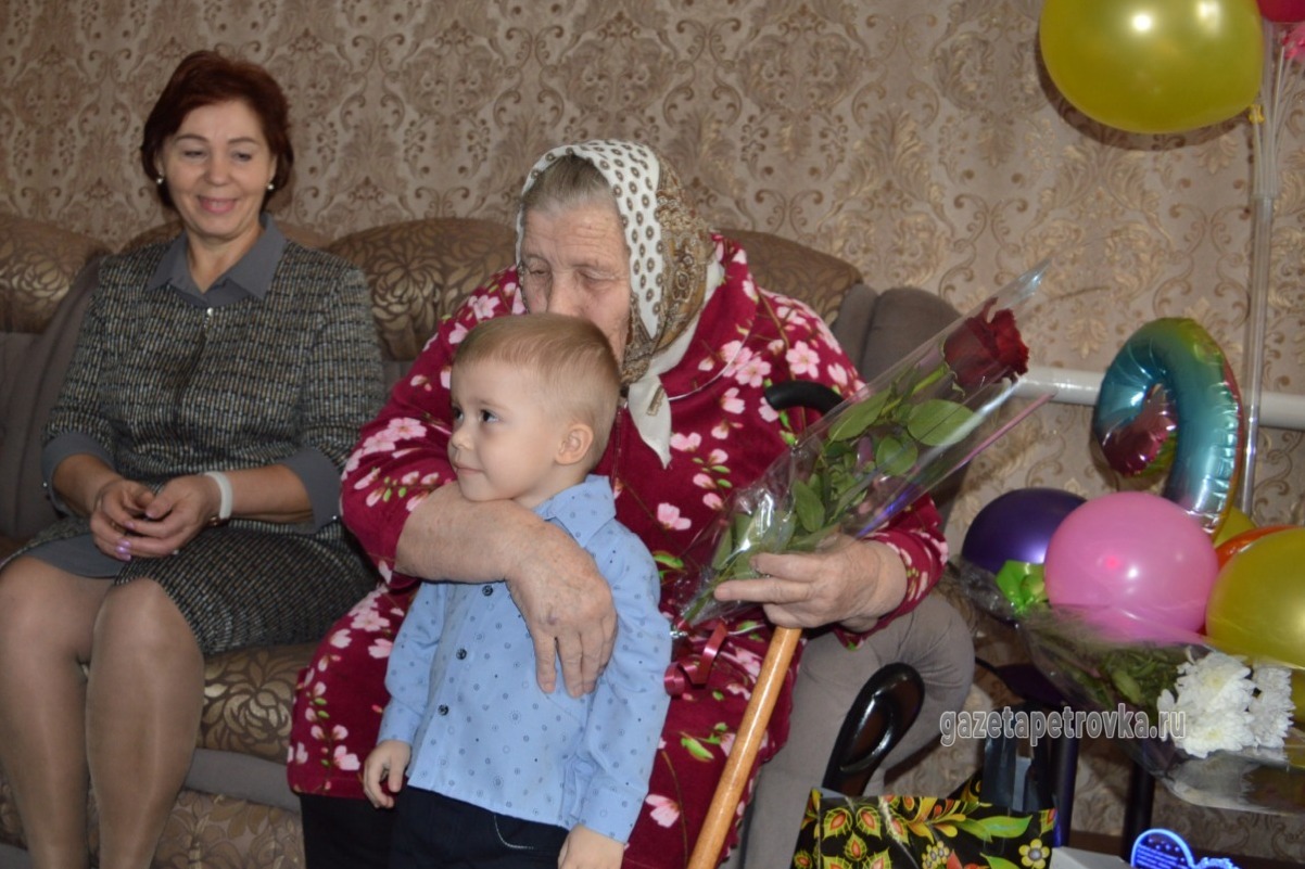 Бабушка всегда рада посидеть с правнуком Егором