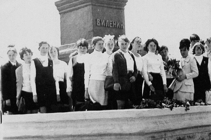 Ученики Знаменской средней школы на митинге у памятника В.И.Ленину. 1 мая, 1960-е годы.