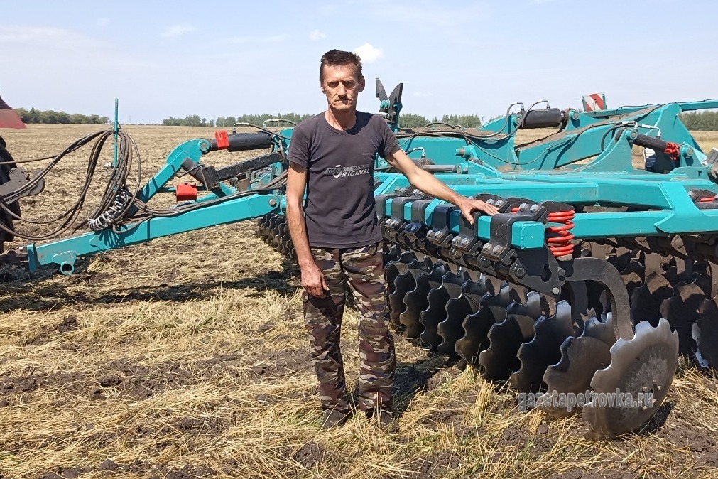 Юрий Мещалкин выполняет основной объём работ по дискованию почвы