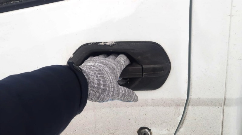 задержанный за похищение. руки в наручниках. задержание подозреваемого. преступник в наручниках. задержаны подозреваемые в убийстве.