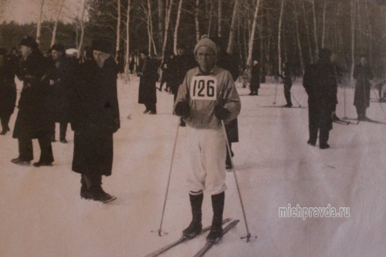 Эдуард Потапов участвует в лыжных гонках 