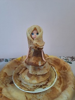 Блины от кутюр: в Сосновке в честь Масленицы испекли наряд для куклы 