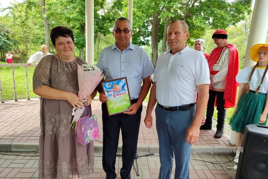 Семья Тезиковых с руководителем округа