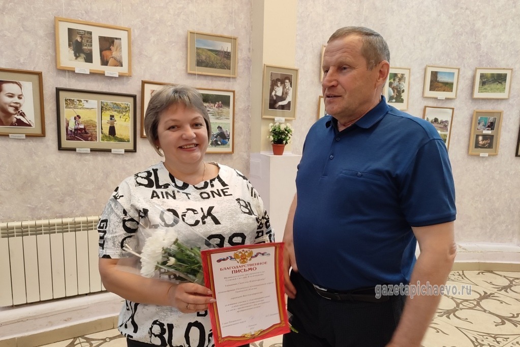 Виктор Лазутин вручил благодарственное письмо Светлане Сучковой