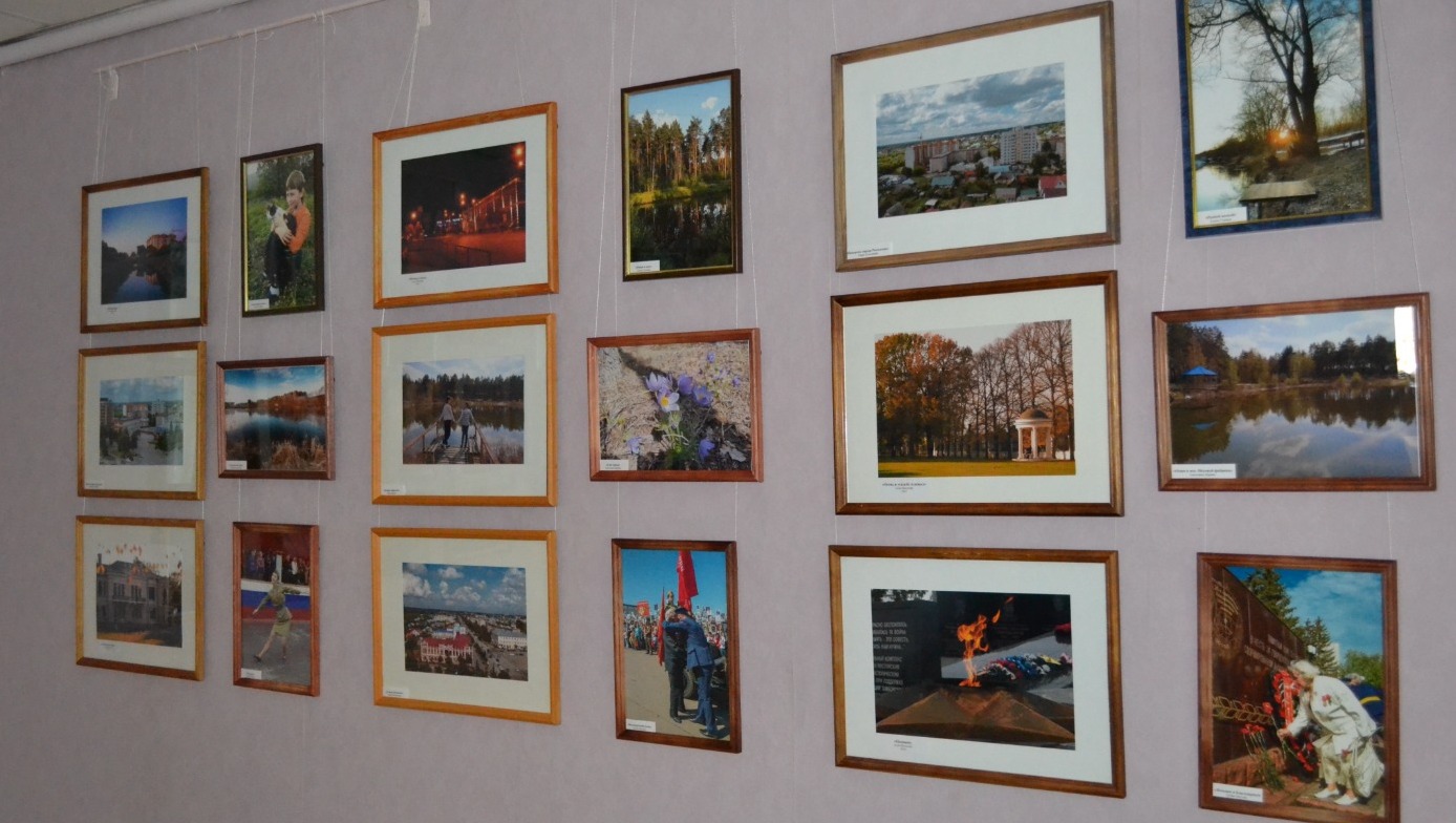 В экспозиции, посвящённая 95-летию Рассказова, представлены работы профессиональных фотографов и любителей