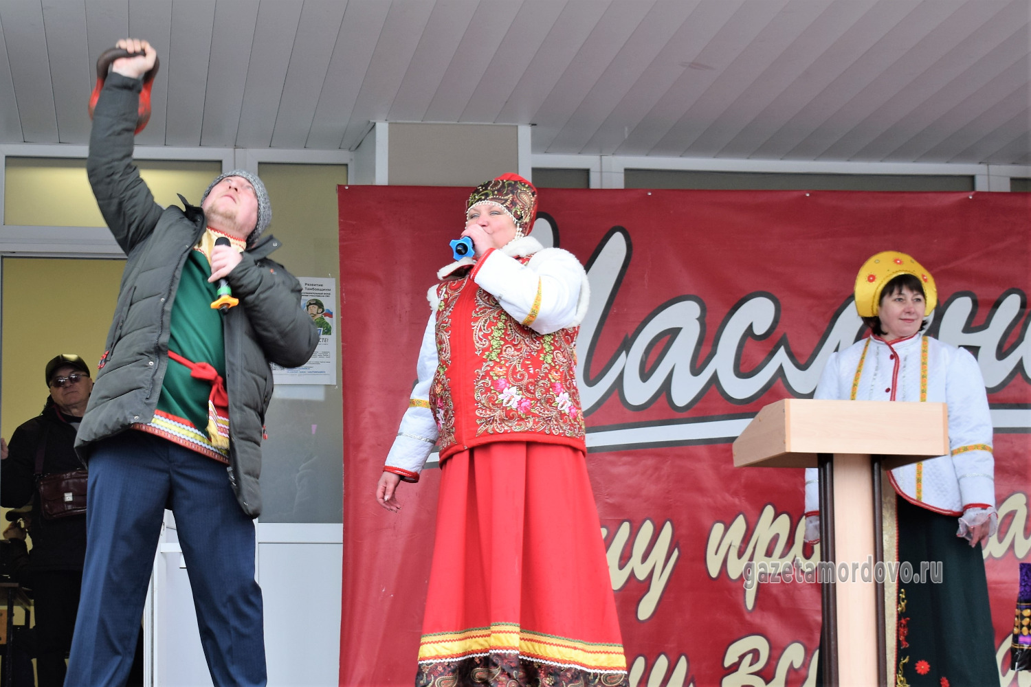 Гирю толкает Максим Носов