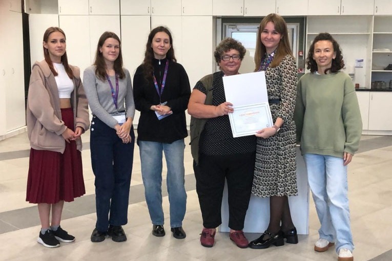 Вручение сертификата Анастасии Коноводовой