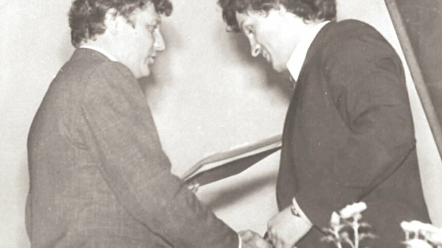 Секретарь обкома  Виктор Гусев вручает грамоту ЦК ВЛКСМ Евгению Матушкину, 1982 г.