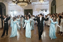 Студенты из 17 регионов России станцевали менуэт в Тамбове 