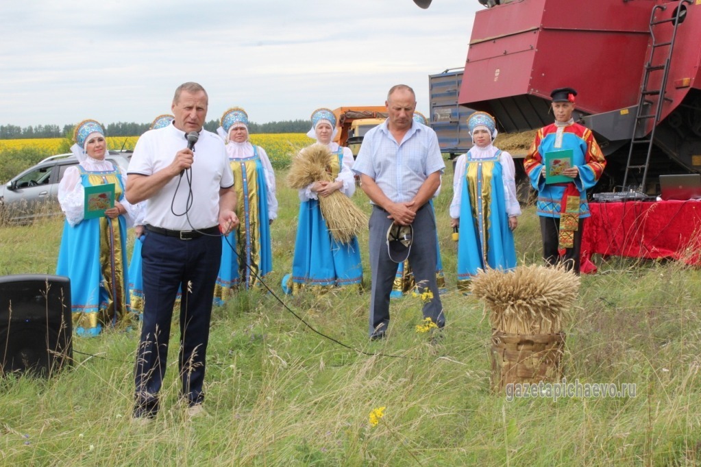 Глава района Виктор Лазутин поздравил аграриев с началом жатвы