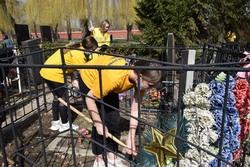 В Тамбове волонтёры провели уборку воинских захоронений на Воздвиженском кладбище