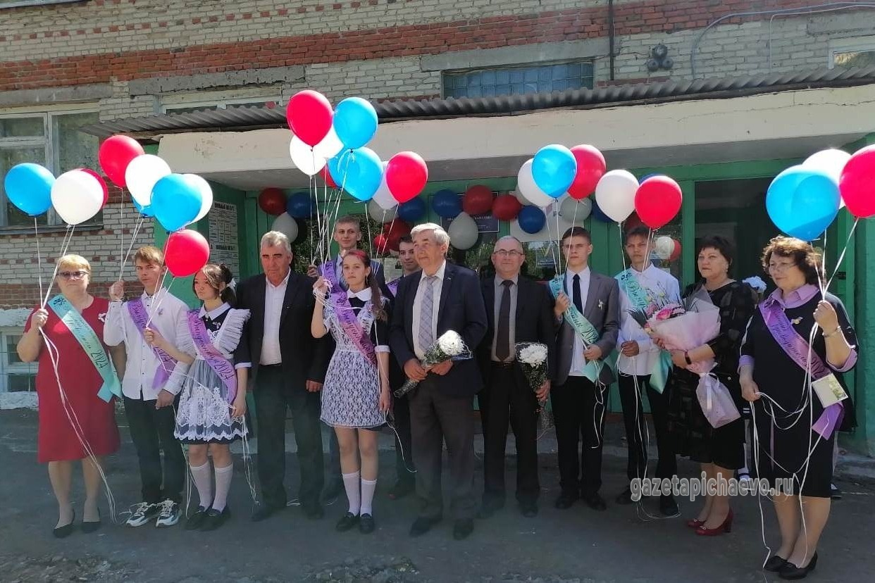Торжественная линейка в Большеломовисской школе