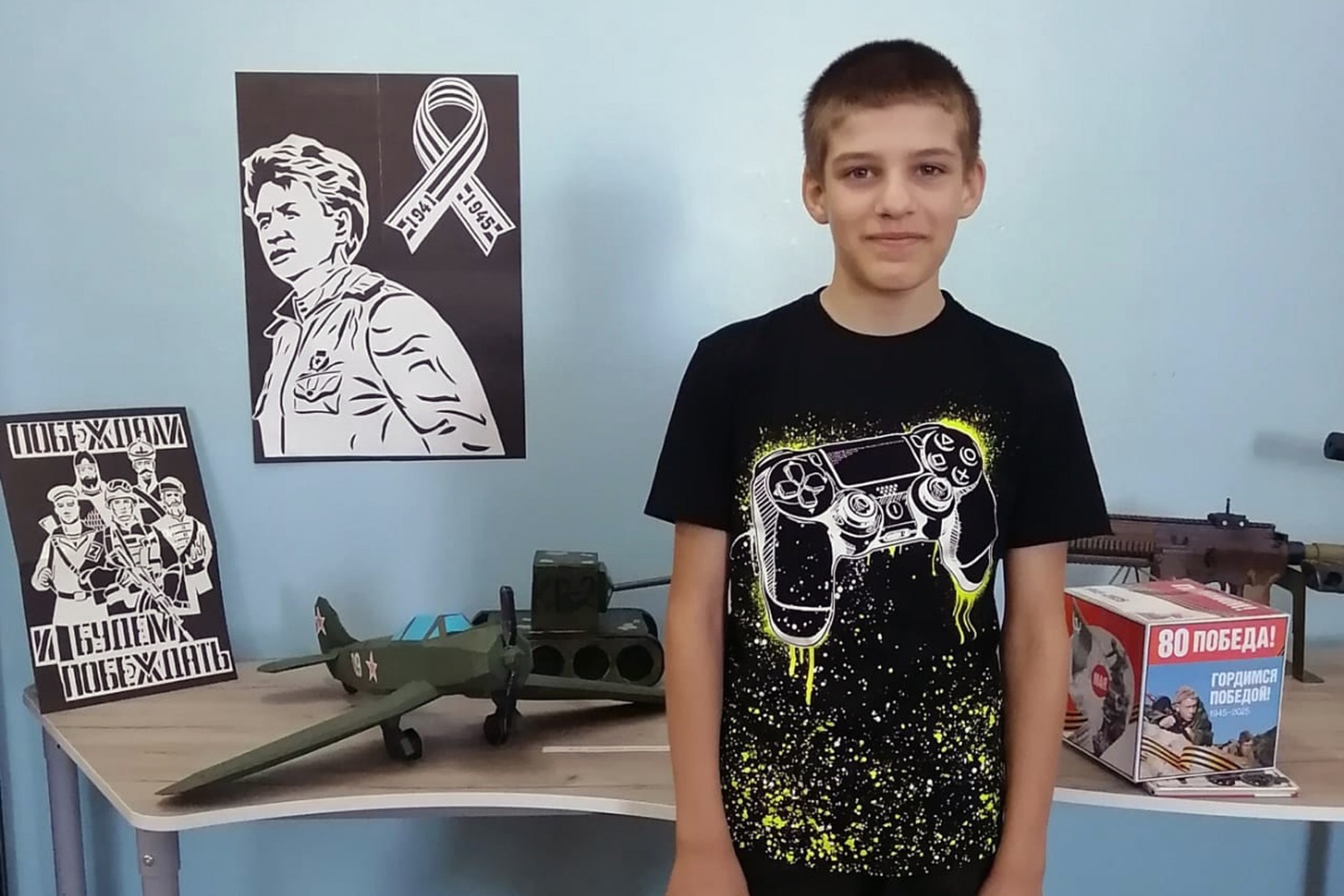 Степан круг рядом со своими работами