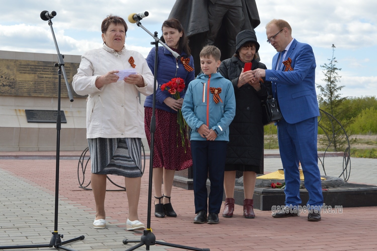 Андрей Косарев вручает отцовскую медаль "За отвагу" его дочерям
