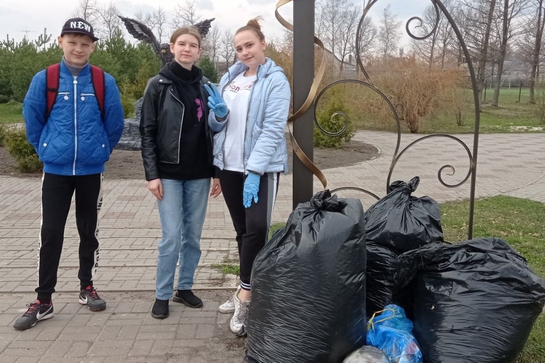 Волонтёры после уборки детского парка в Петровском