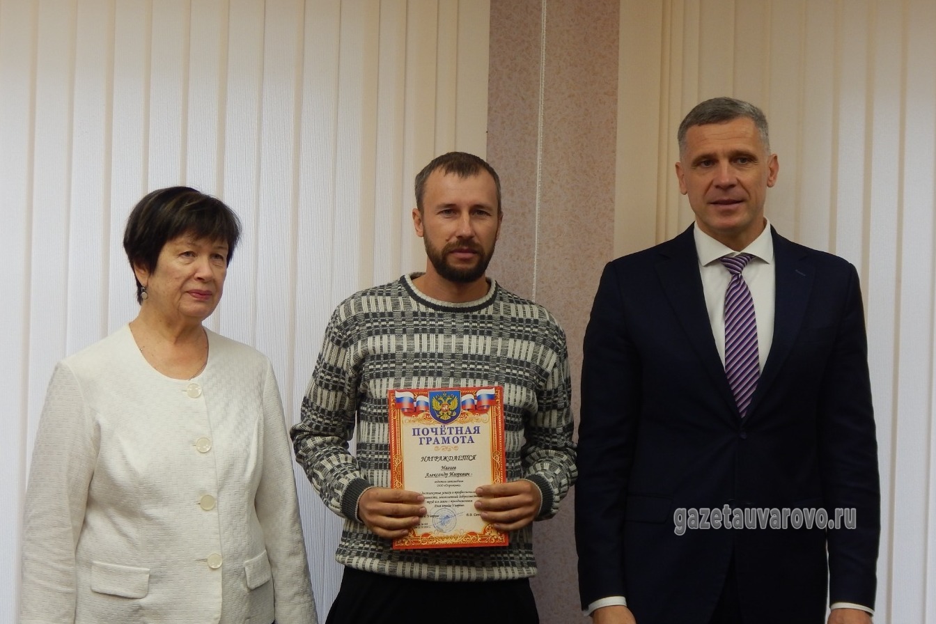 Награду Александру Нагаеву (в центре) вручили Зинаида Исупова и Владислав Денисов
