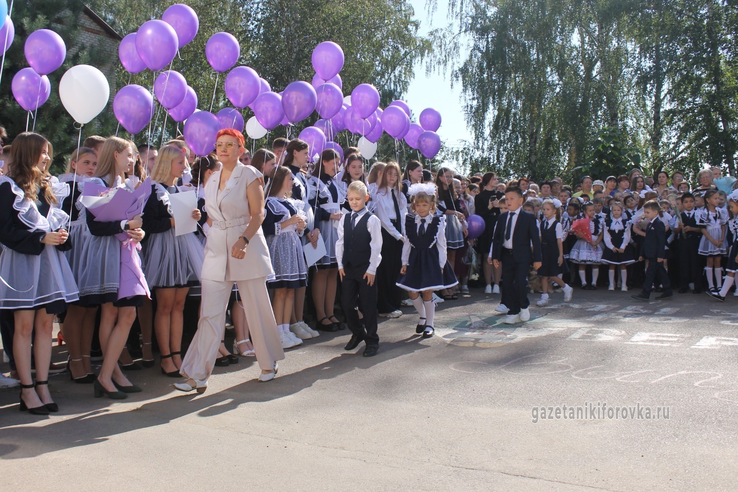 Классный руководитель первоклашек Ирина Суслова с учениками
