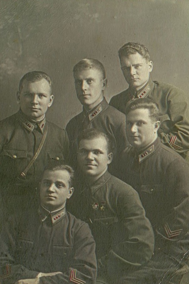 Александр Липилин (в первом ряду первый слева). Фронтовой снимок, 1941 год