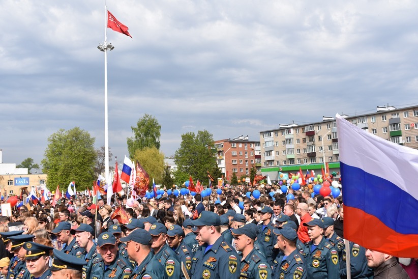 Реет над собравшимися на городской площади Знамя Победы