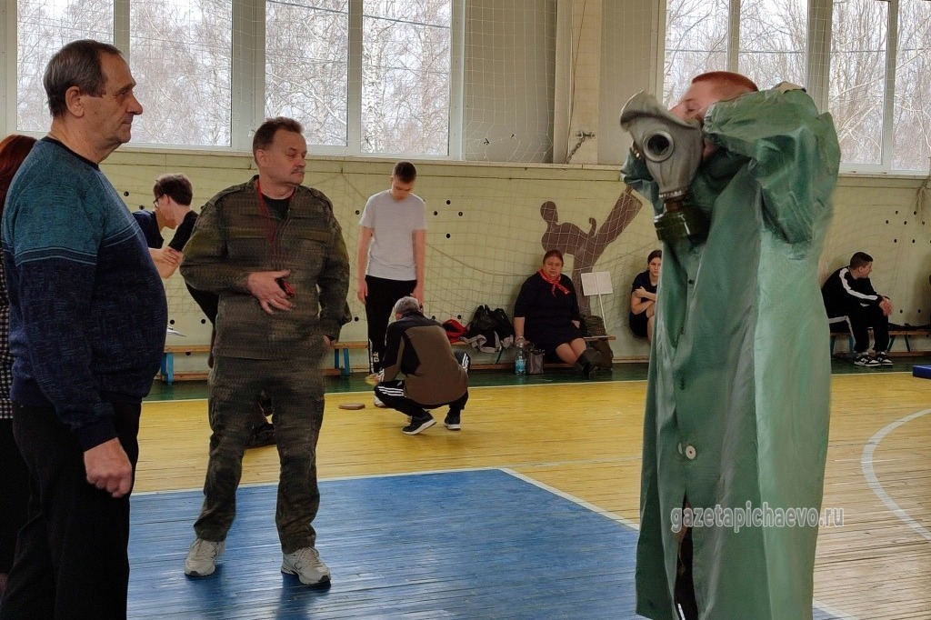 Общевойсковой защитный комплект ребята надевали на скорость