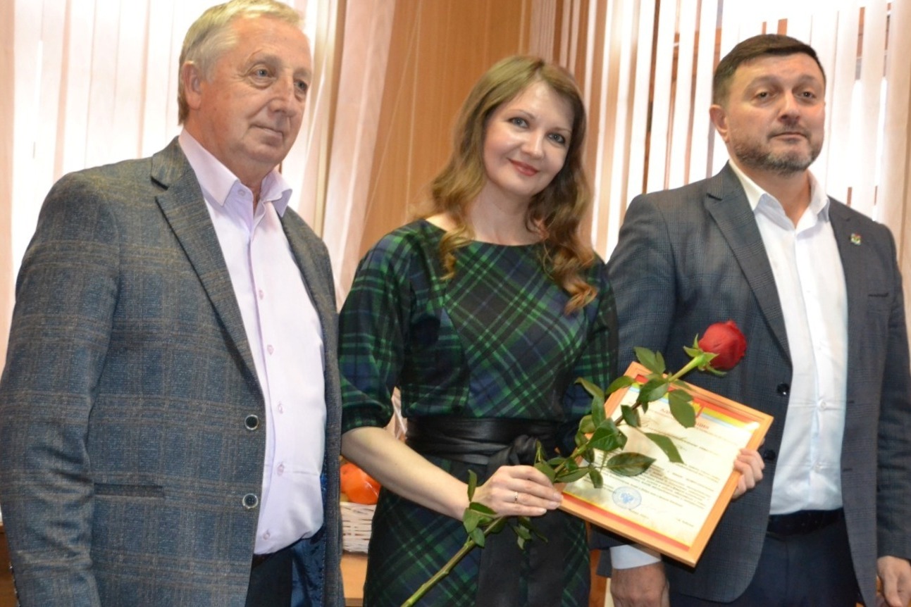 Вручение Елене Потаповой благодарственного письма