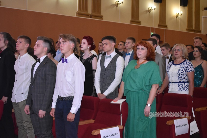 Перед началом торжества во Дворце культуры звучит гимн Российской Федерации